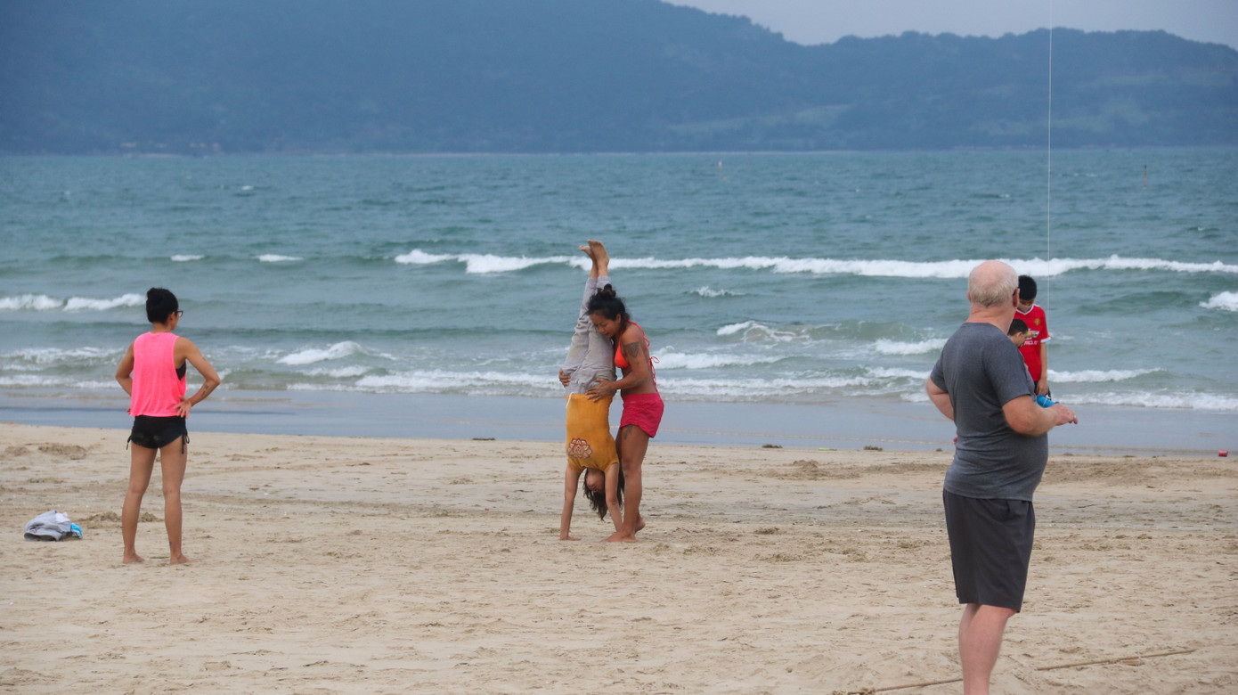 Người dân Đà Nẵng đổ xô đi tắm biển ngày đầu nới lỏng giãn cách xã hội ảnh 11