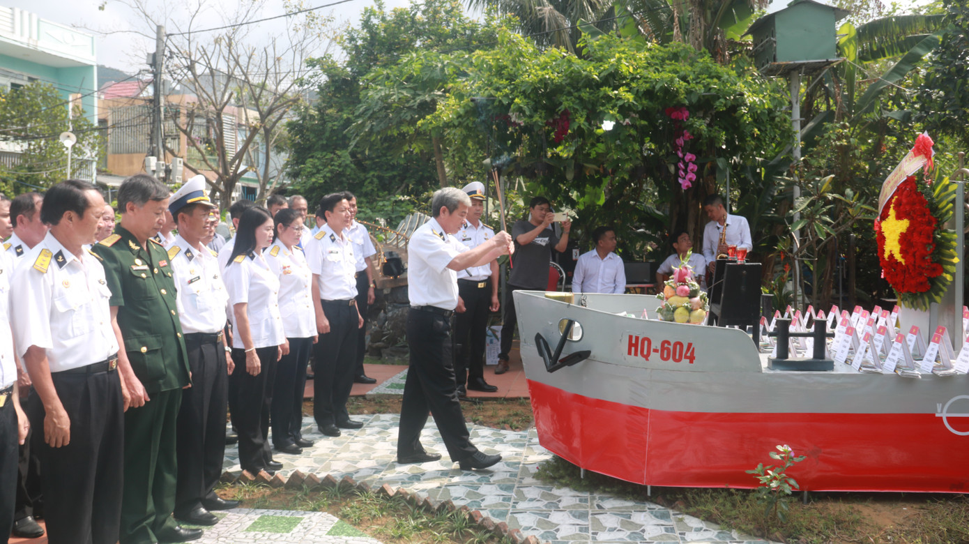 Tưởng niệm 64 liệt sĩ Gạc Ma: Những bài vị trên con tàu HQ-604 ảnh 2