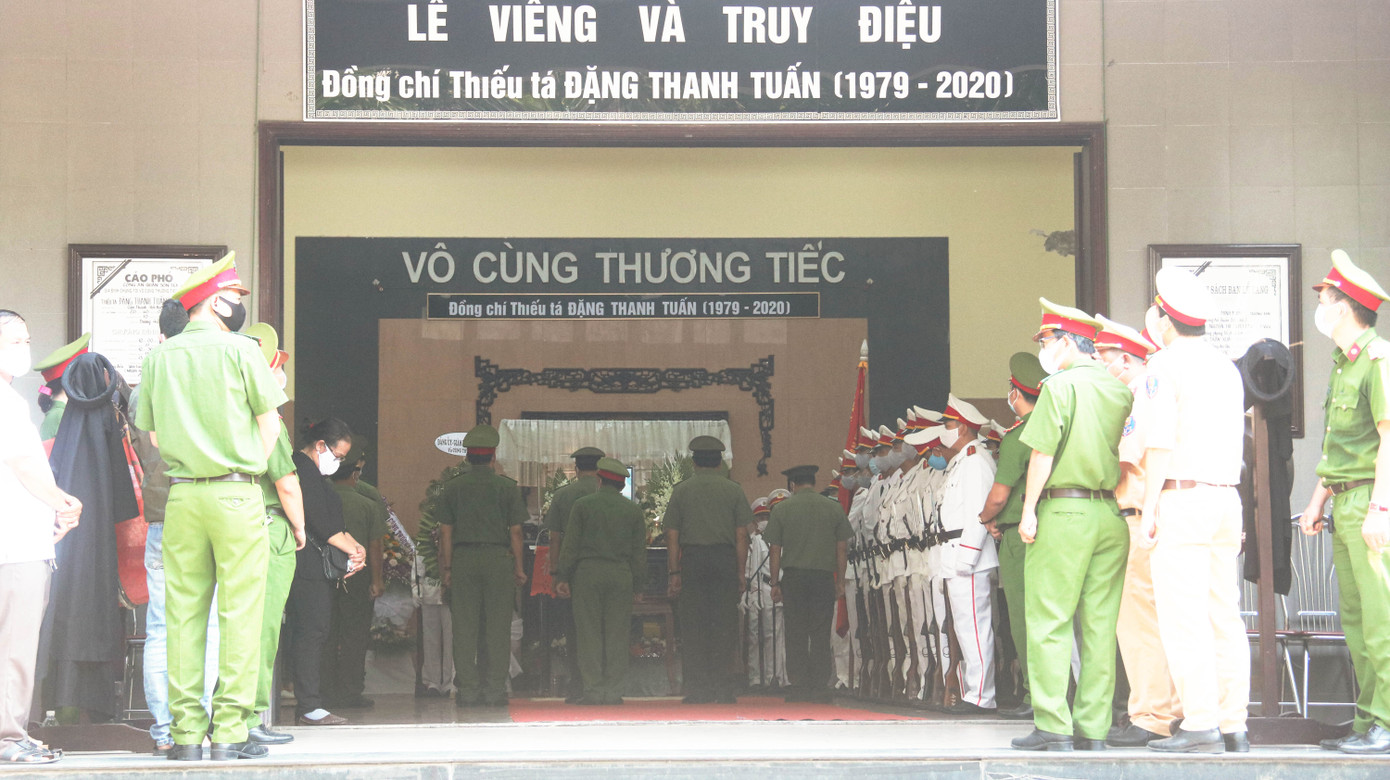 Nghẹn ngào giây phút tiễn đưa chiến sĩ công an Đà Nẵng hy sinh khi làm nhiệm vụ ảnh 1