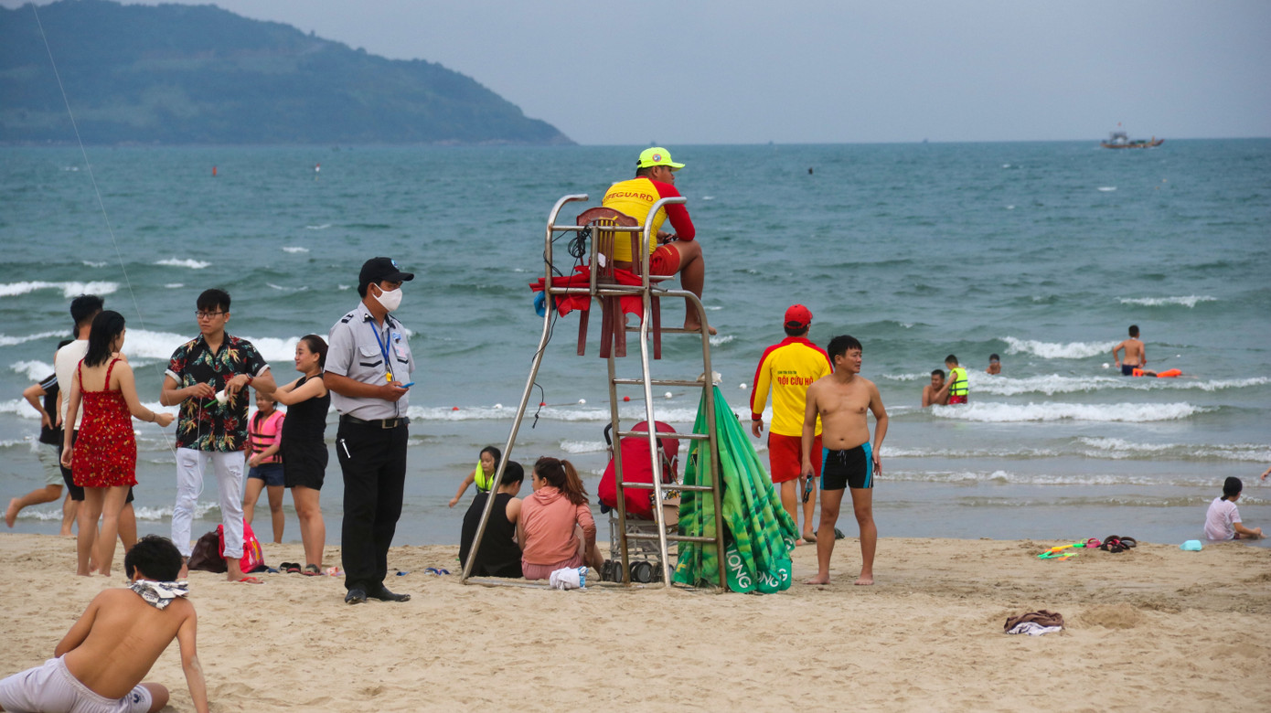 Người dân Đà Nẵng đổ xô đi tắm biển ngày đầu nới lỏng giãn cách xã hội ảnh 12
