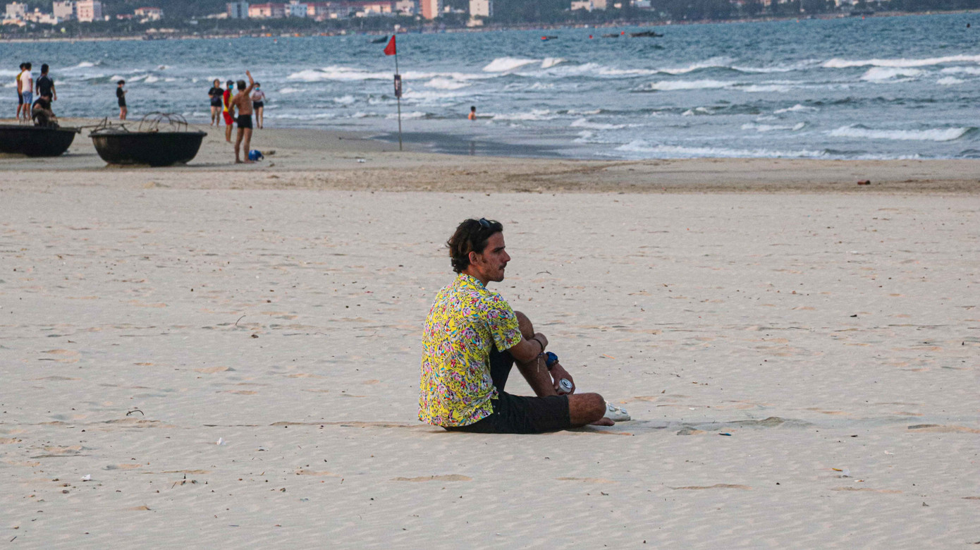 Người dân Đà Nẵng vẫn kéo ra biển sau lệnh cấm tắm và tụ tập đông người ảnh 10