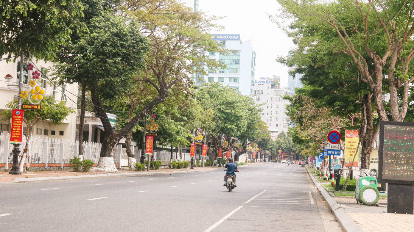 Đường phố, bãi biển Đà Nẵng vắng bóng trong ngày đầu 'cách ly toàn xã hội' ảnh 11