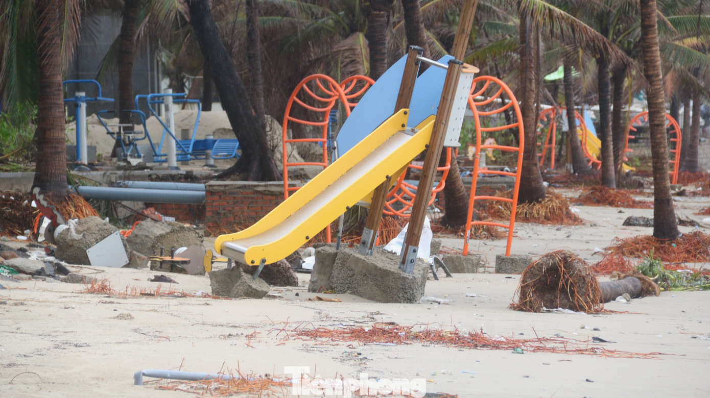 Bãi biển 'đẹp nhất hành tinh' tan hoang sau bão số 13 ảnh 5