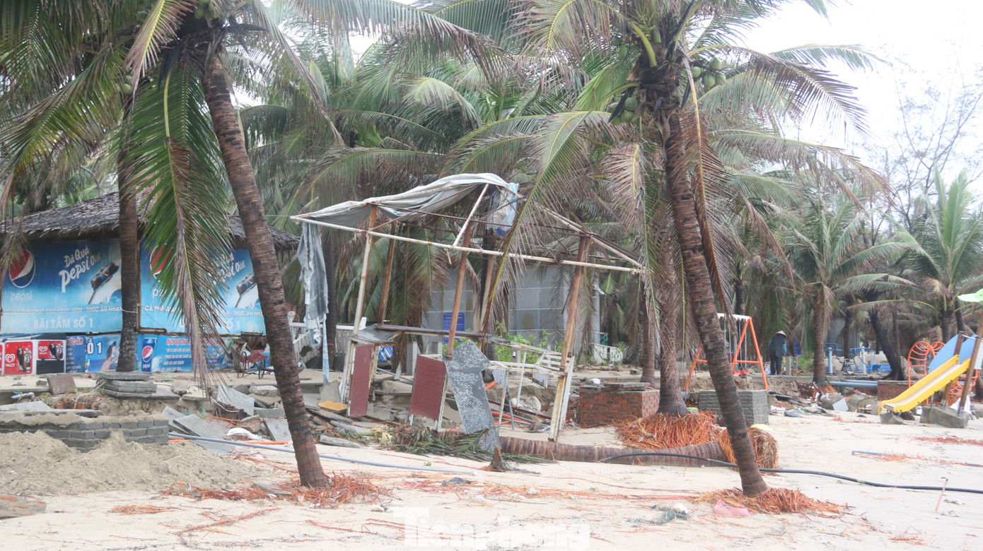 Bãi biển 'đẹp nhất hành tinh' tan hoang sau bão số 13 ảnh 8