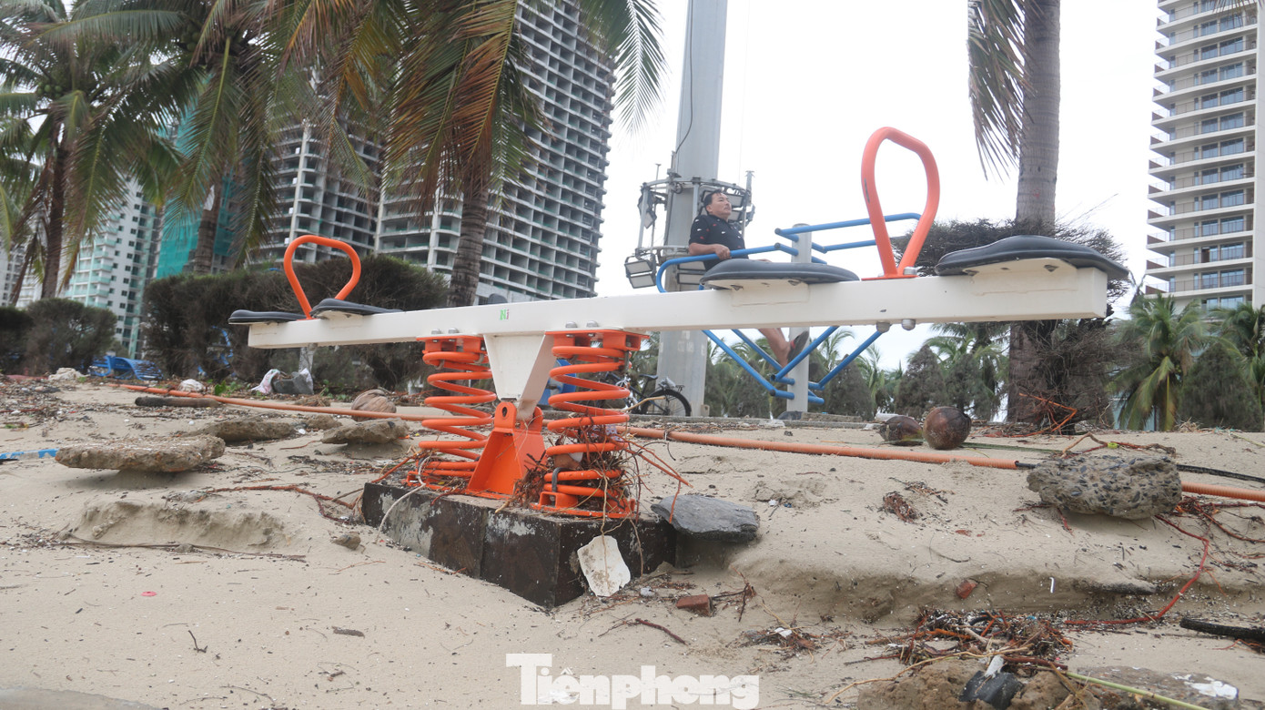 Bãi biển 'đẹp nhất hành tinh' tan hoang sau bão số 13 ảnh 12