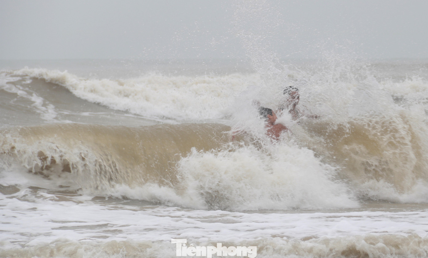 Biển động sóng cao phủ đầu, người dân Đà Nẵng vẫn liều mình tắm biển sau bão ảnh 3