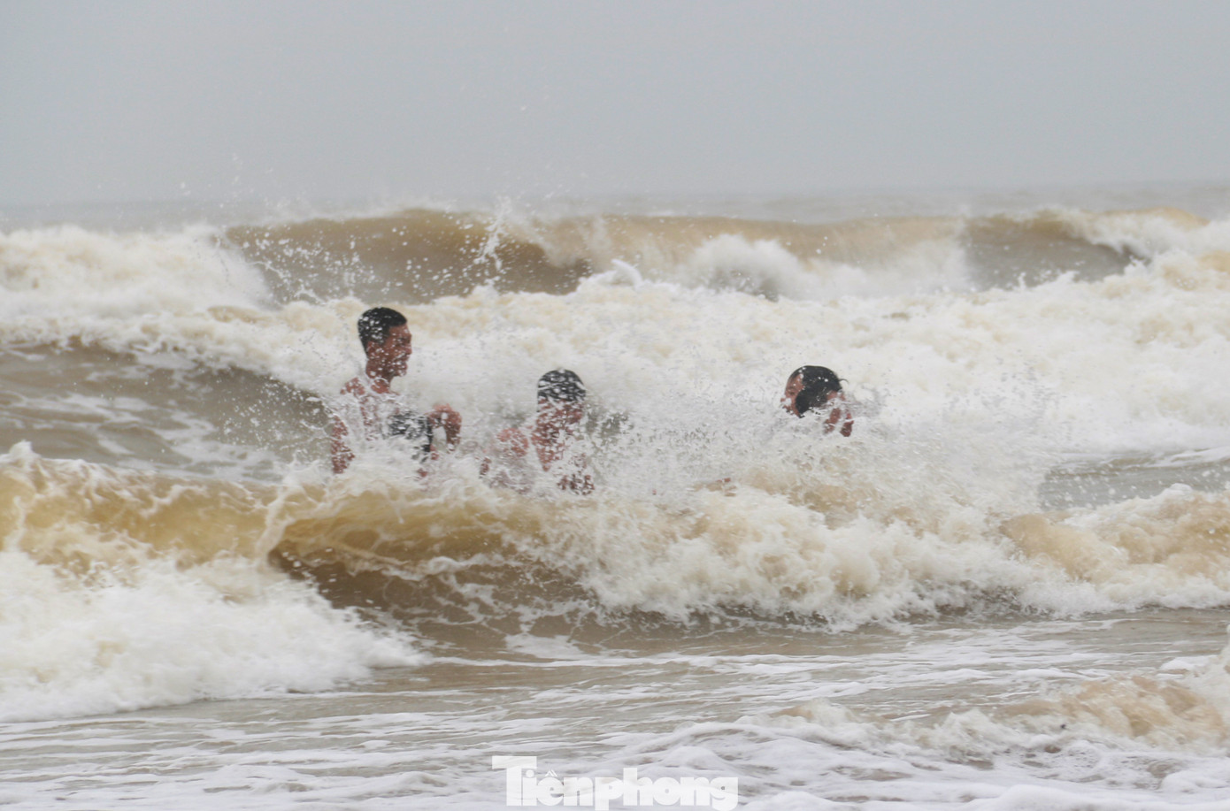Biển động sóng cao phủ đầu, người dân Đà Nẵng vẫn liều mình tắm biển sau bão ảnh 4