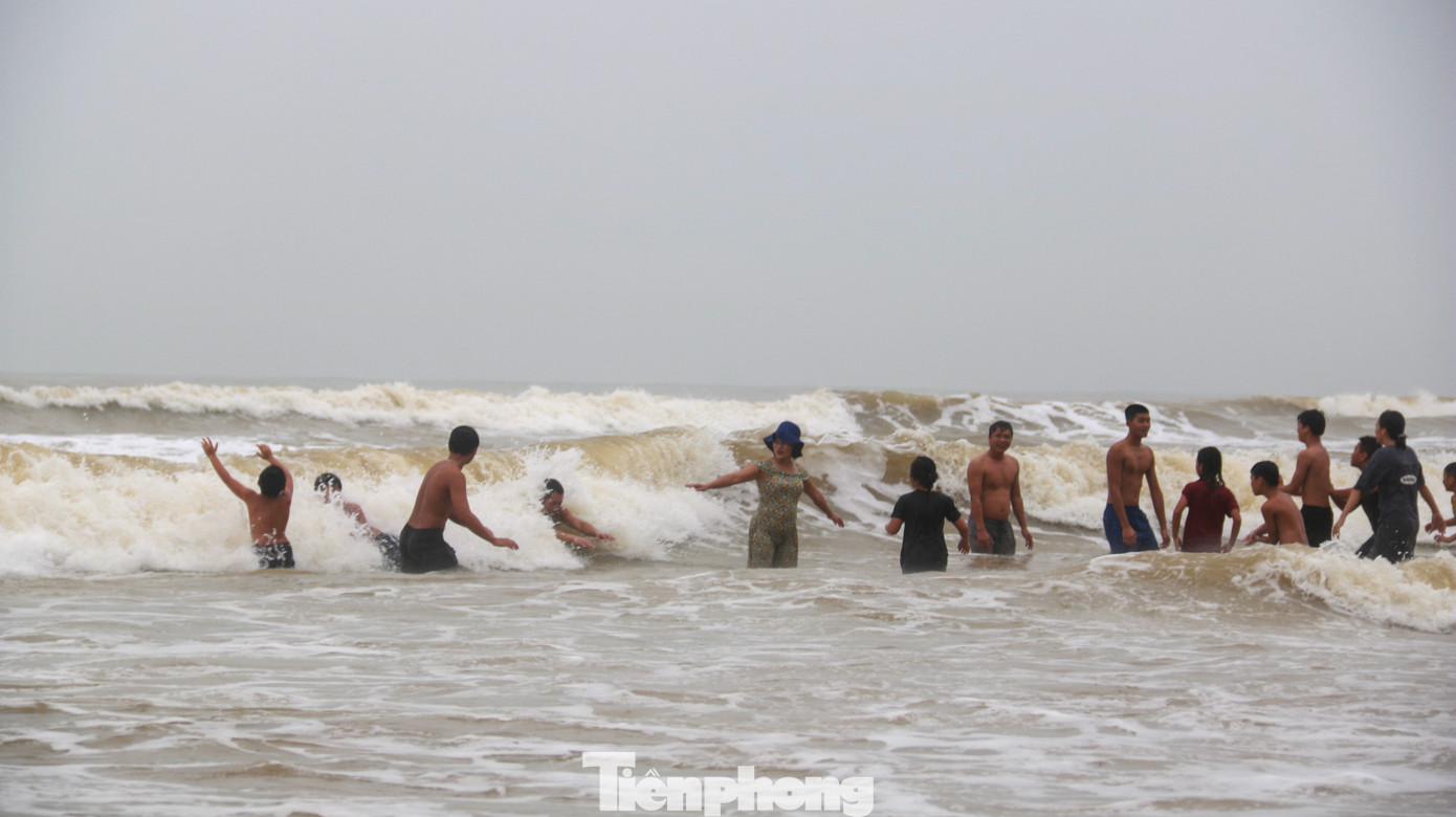 Biển động sóng cao phủ đầu, người dân Đà Nẵng vẫn liều mình tắm biển sau bão ảnh 11