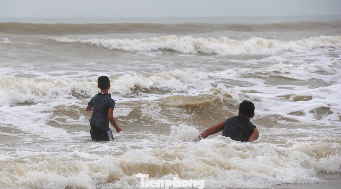 Biển động sóng cao phủ đầu, người dân Đà Nẵng vẫn liều mình tắm biển sau bão ảnh 6