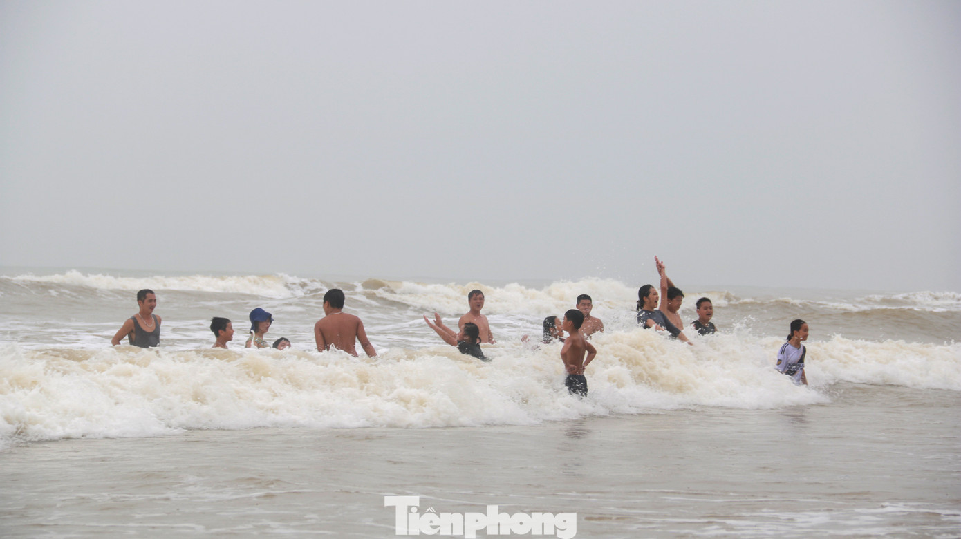 Biển động sóng cao phủ đầu, người dân Đà Nẵng vẫn liều mình tắm biển sau bão ảnh 5