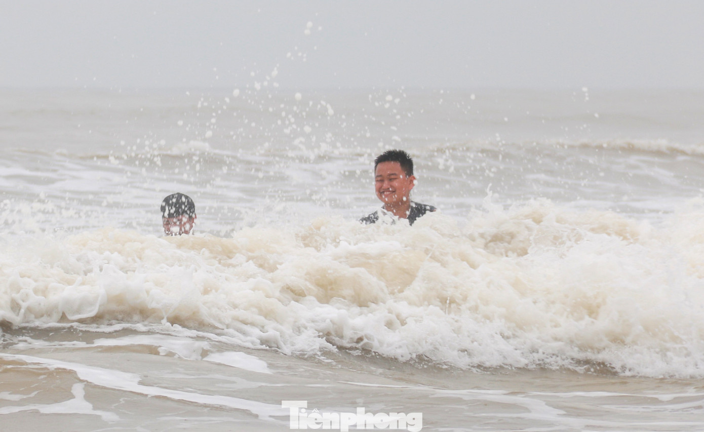 Biển động sóng cao phủ đầu, người dân Đà Nẵng vẫn liều mình tắm biển sau bão ảnh 8