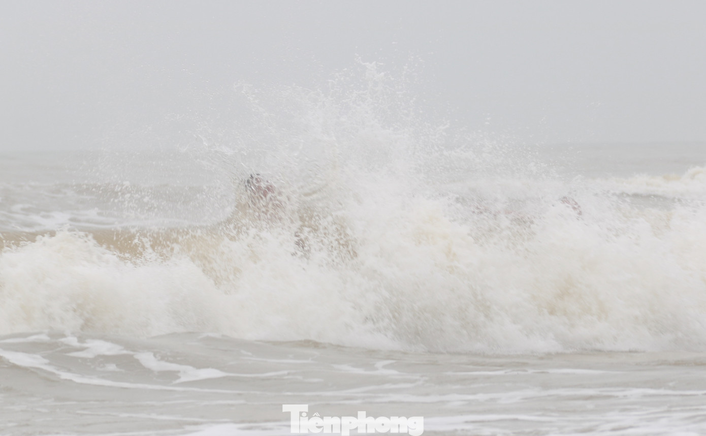 Biển động sóng cao phủ đầu, người dân Đà Nẵng vẫn liều mình tắm biển sau bão ảnh 7