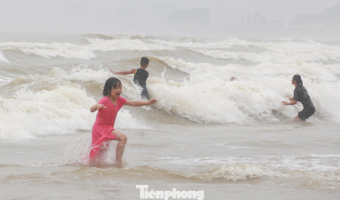 Biển động sóng cao phủ đầu, người dân Đà Nẵng vẫn liều mình tắm biển sau bão ảnh 9