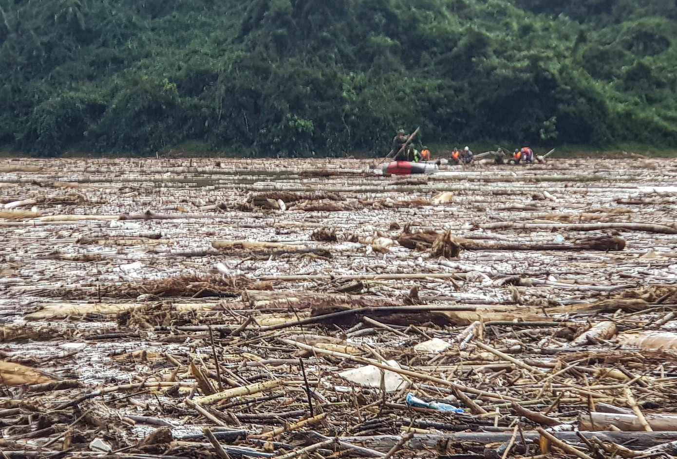 Tìm thi thể nạn nhân vụ sạt lở giữa lòng hồ thuỷ điện dày đặc cây rừng ảnh 5