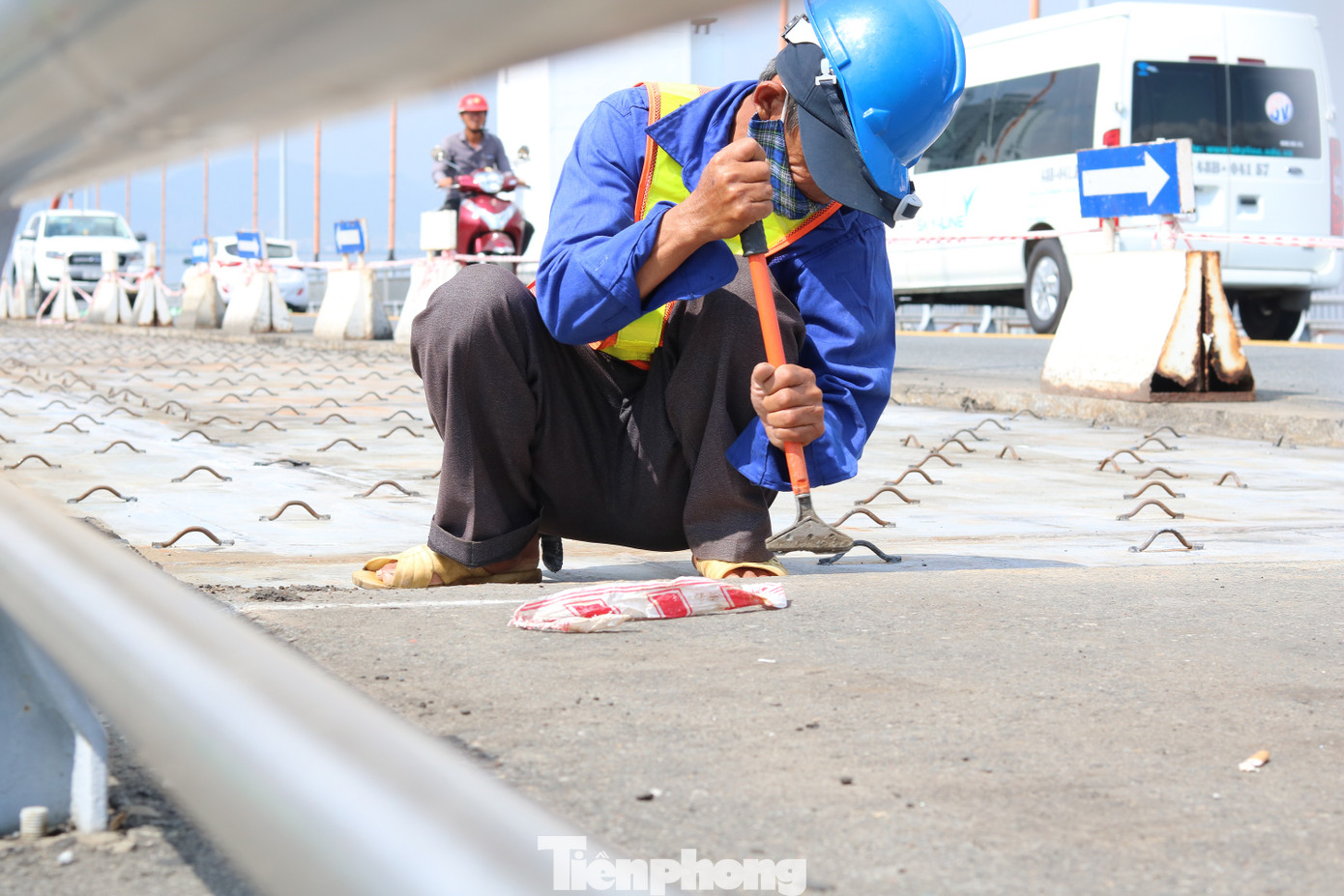 Cận cảnh cầu dây võng 1.000 tỷ dài nhất Việt Nam phải thay mặt đường. ảnh 7