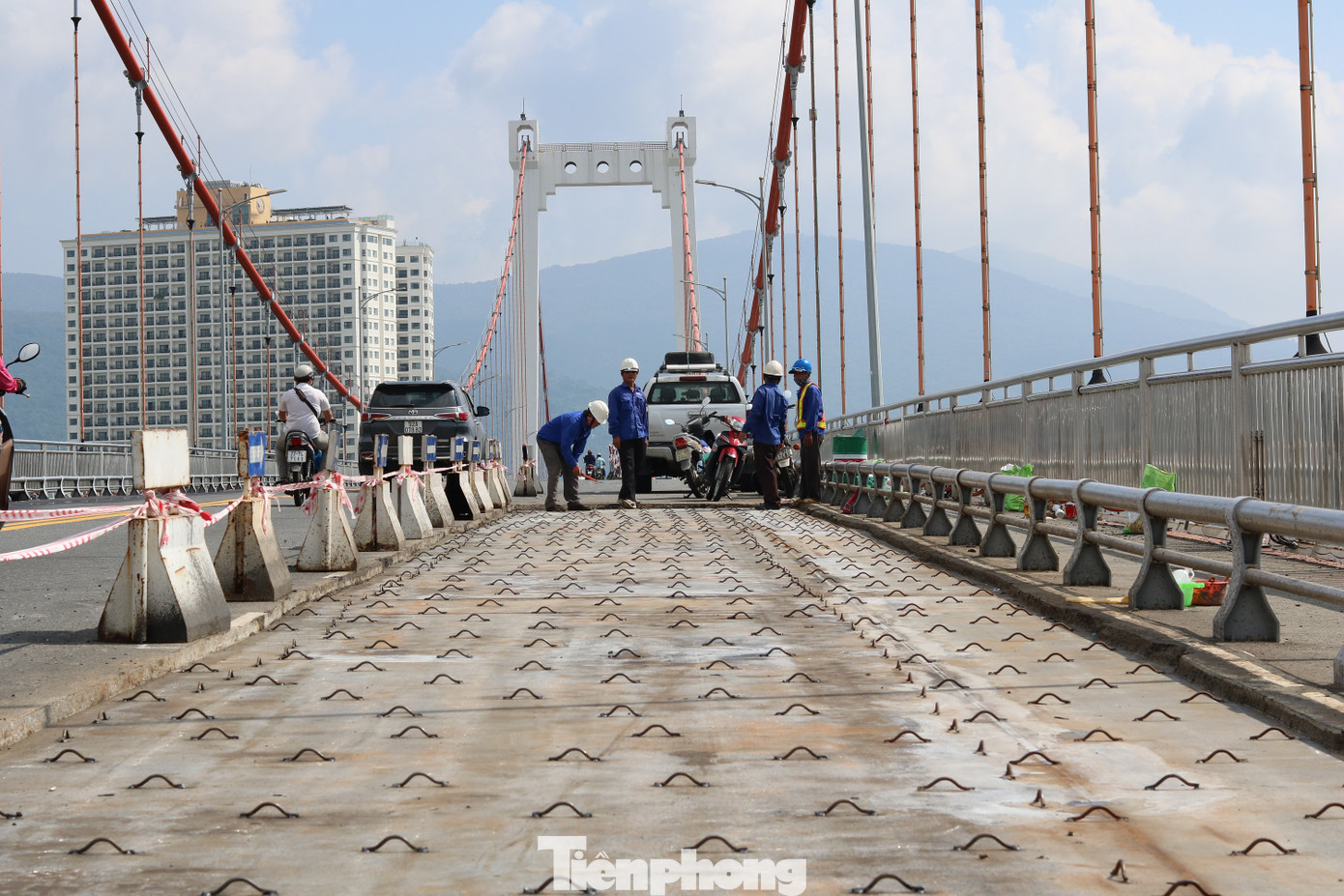 Cận cảnh cầu dây võng 1.000 tỷ dài nhất Việt Nam phải thay mặt đường. ảnh 1