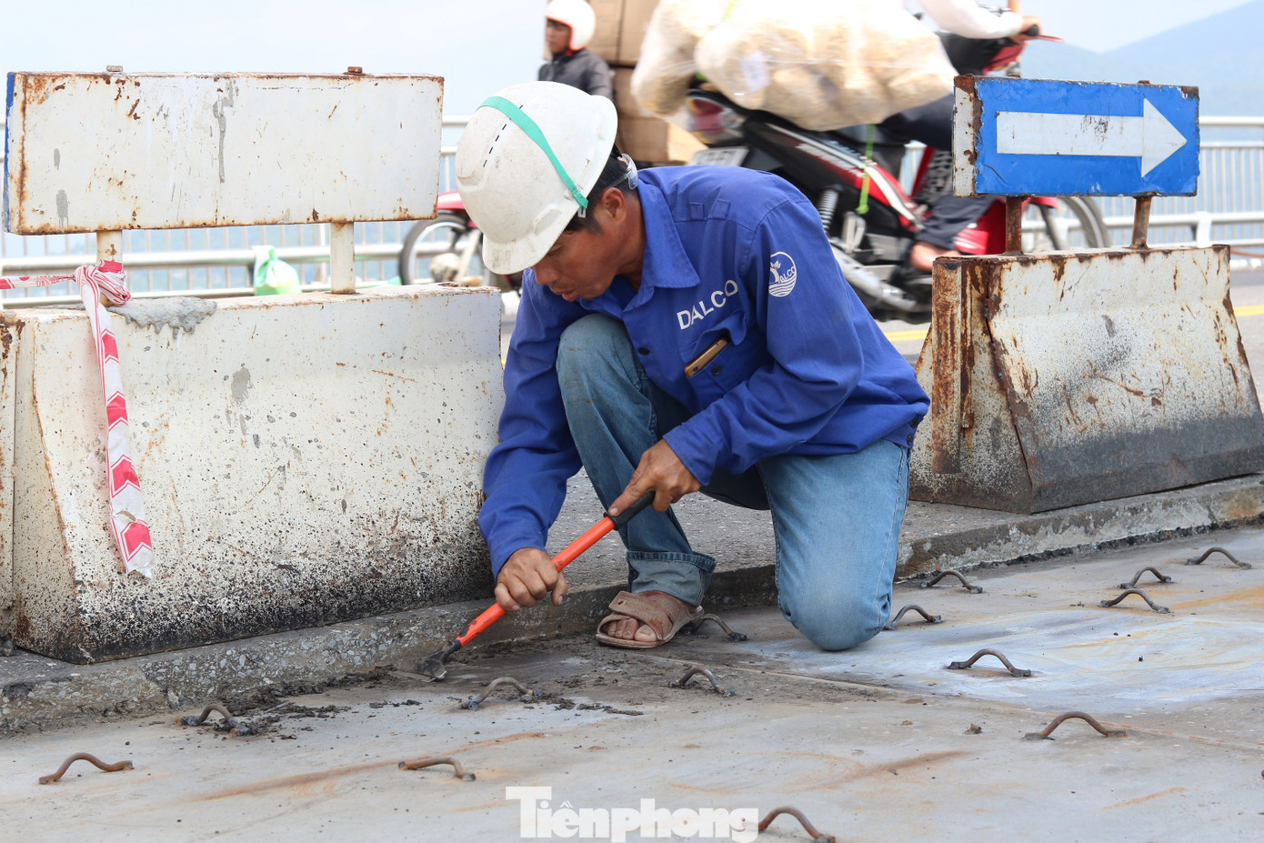 Cận cảnh cầu dây võng 1.000 tỷ dài nhất Việt Nam phải thay mặt đường. ảnh 8