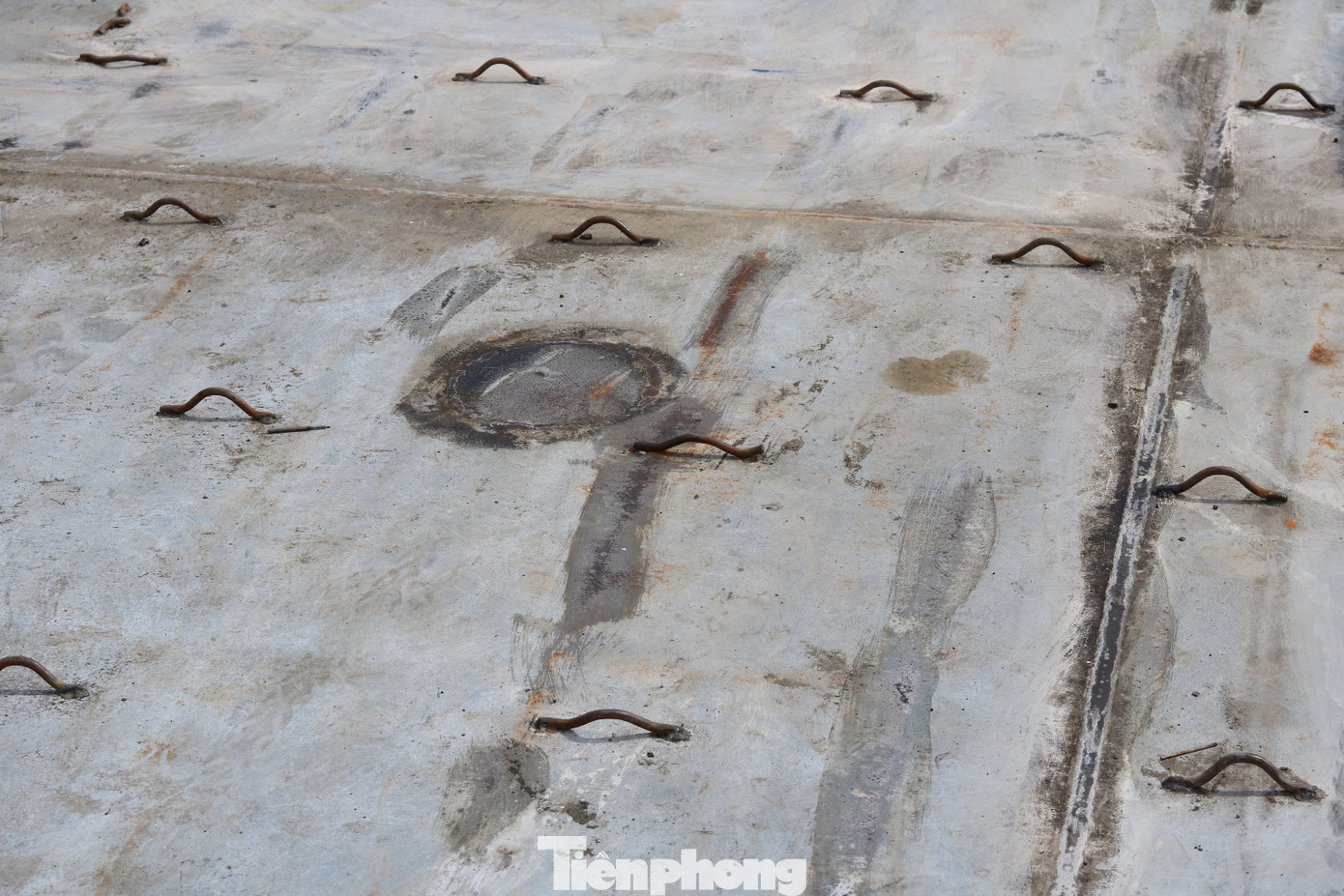 Cận cảnh cầu dây võng 1.000 tỷ dài nhất Việt Nam phải thay mặt đường. ảnh 4