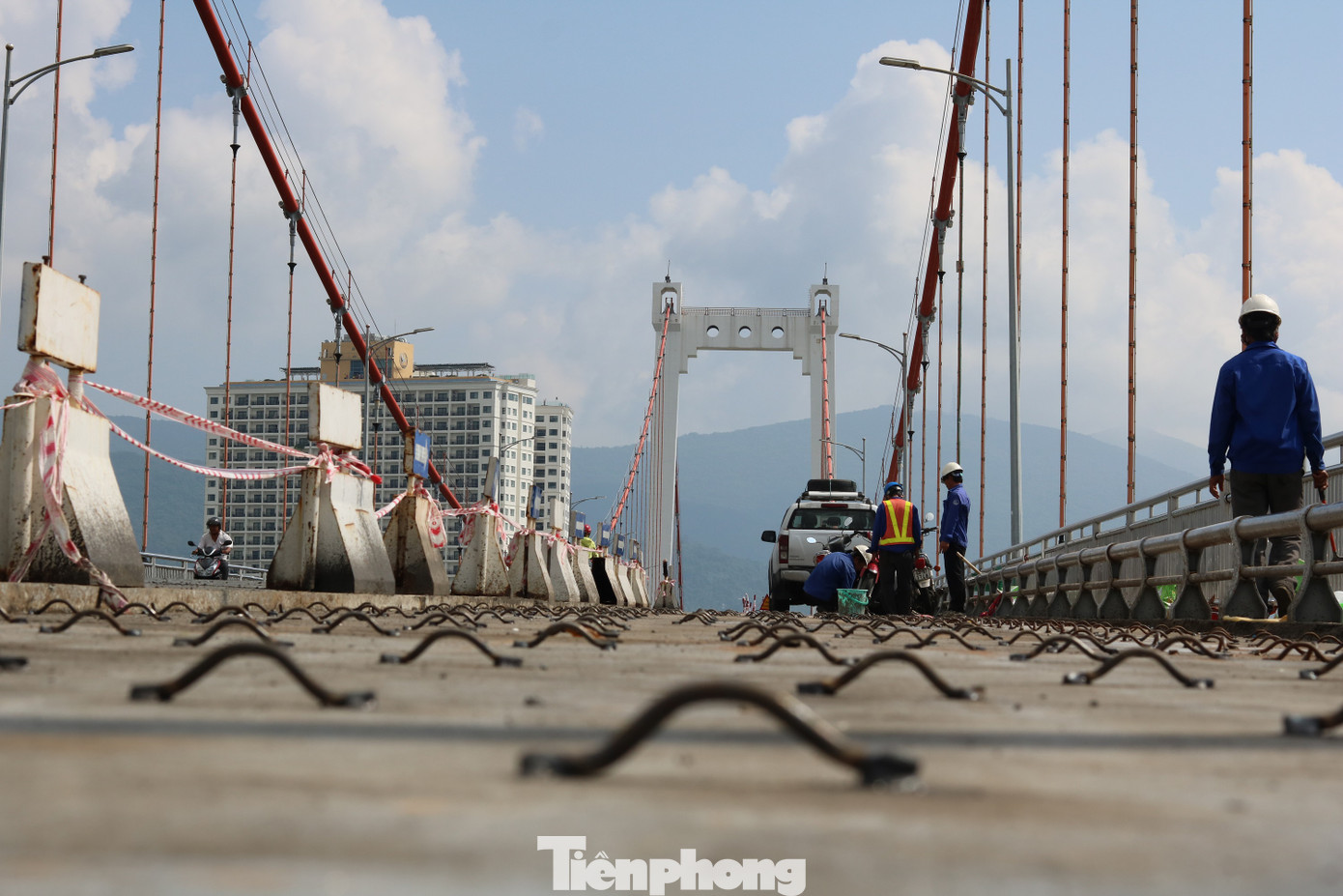 Cận cảnh cầu dây võng 1.000 tỷ dài nhất Việt Nam phải thay mặt đường. ảnh 2