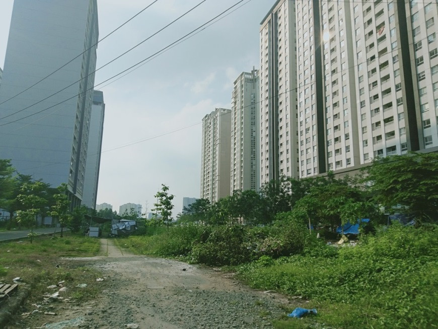  Lấp kênh rạch làm bãi giữ xe, chiếm vỉa hè, bờ sông làm của riêng? ảnh 2