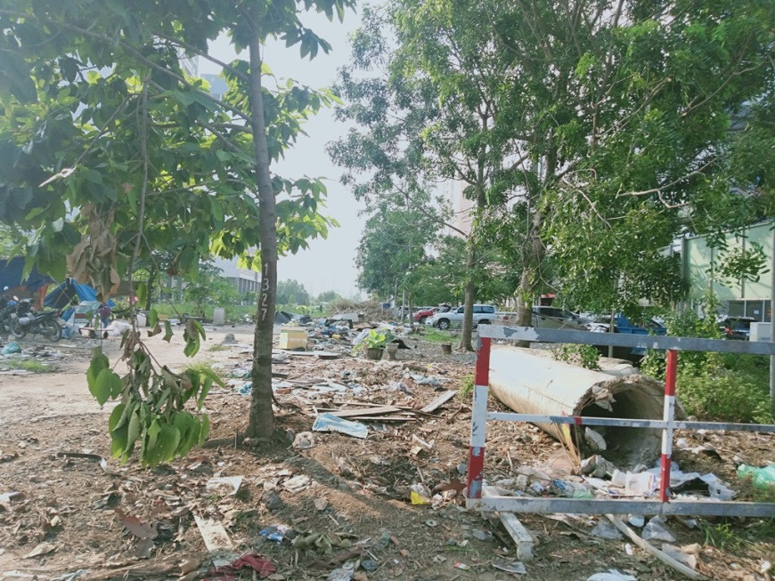  Lấp kênh rạch làm bãi giữ xe, chiếm vỉa hè, bờ sông làm của riêng? ảnh 3