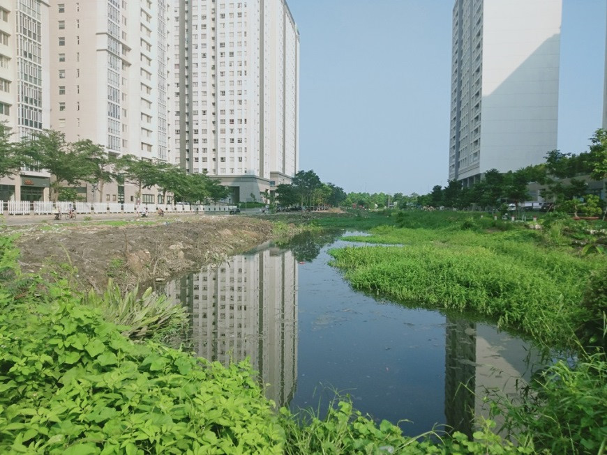  Lấp kênh rạch làm bãi giữ xe, chiếm vỉa hè, bờ sông làm của riêng? ảnh 8