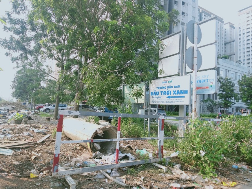  Lấp kênh rạch làm bãi giữ xe, chiếm vỉa hè, bờ sông làm của riêng? ảnh 1