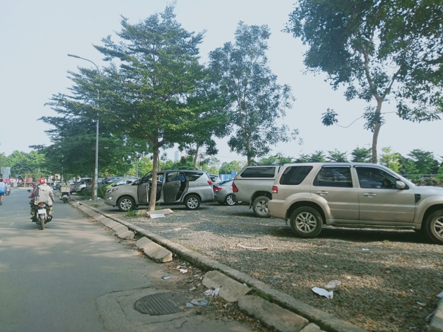  Lấp kênh rạch làm bãi giữ xe, chiếm vỉa hè, bờ sông làm của riêng? ảnh 4