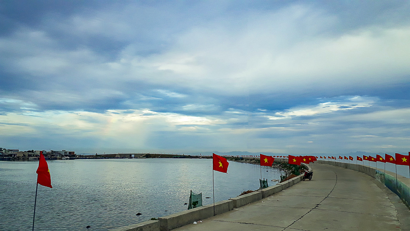 Rừng cờ Tổ quốc nhuộm đỏ đường chạy trên đảo Lý Sơn ảnh 2