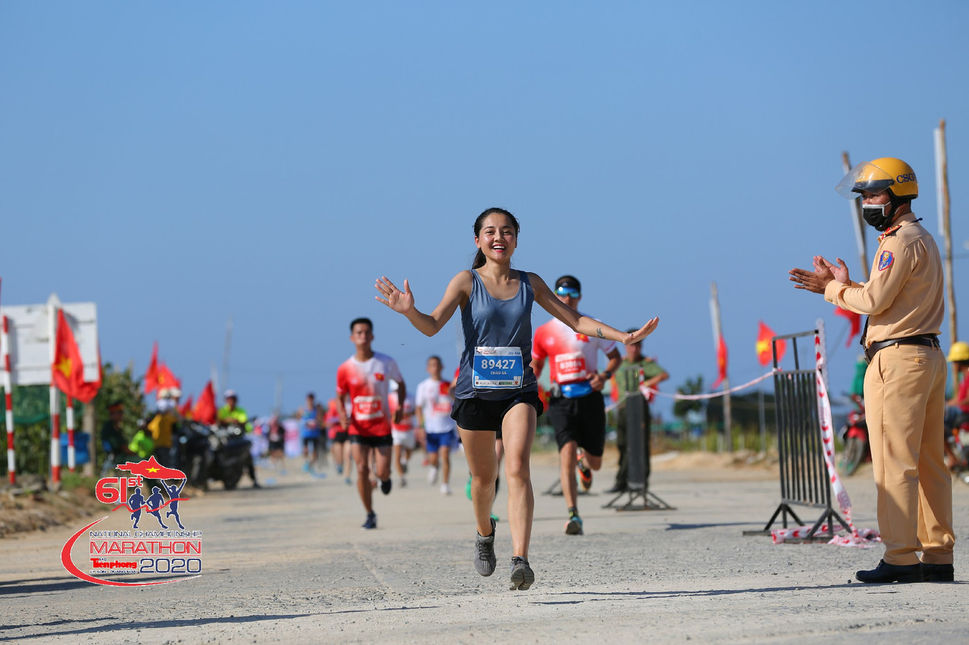 Nữ diễn viên 'Hoa hồng trên ngực trái' đoạt huy chương marathon ảnh 3