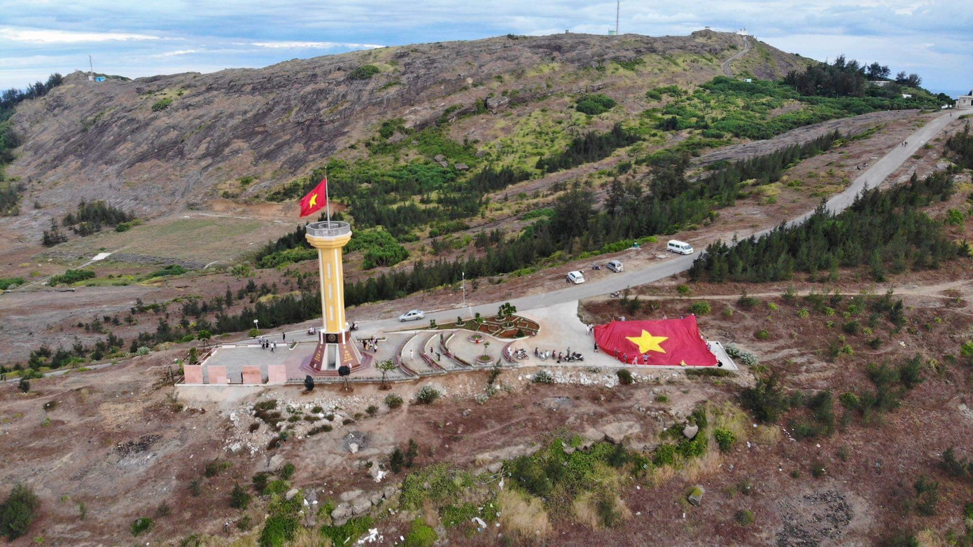 Rừng cờ Tổ quốc nhuộm đỏ đường chạy trên đảo Lý Sơn ảnh 7