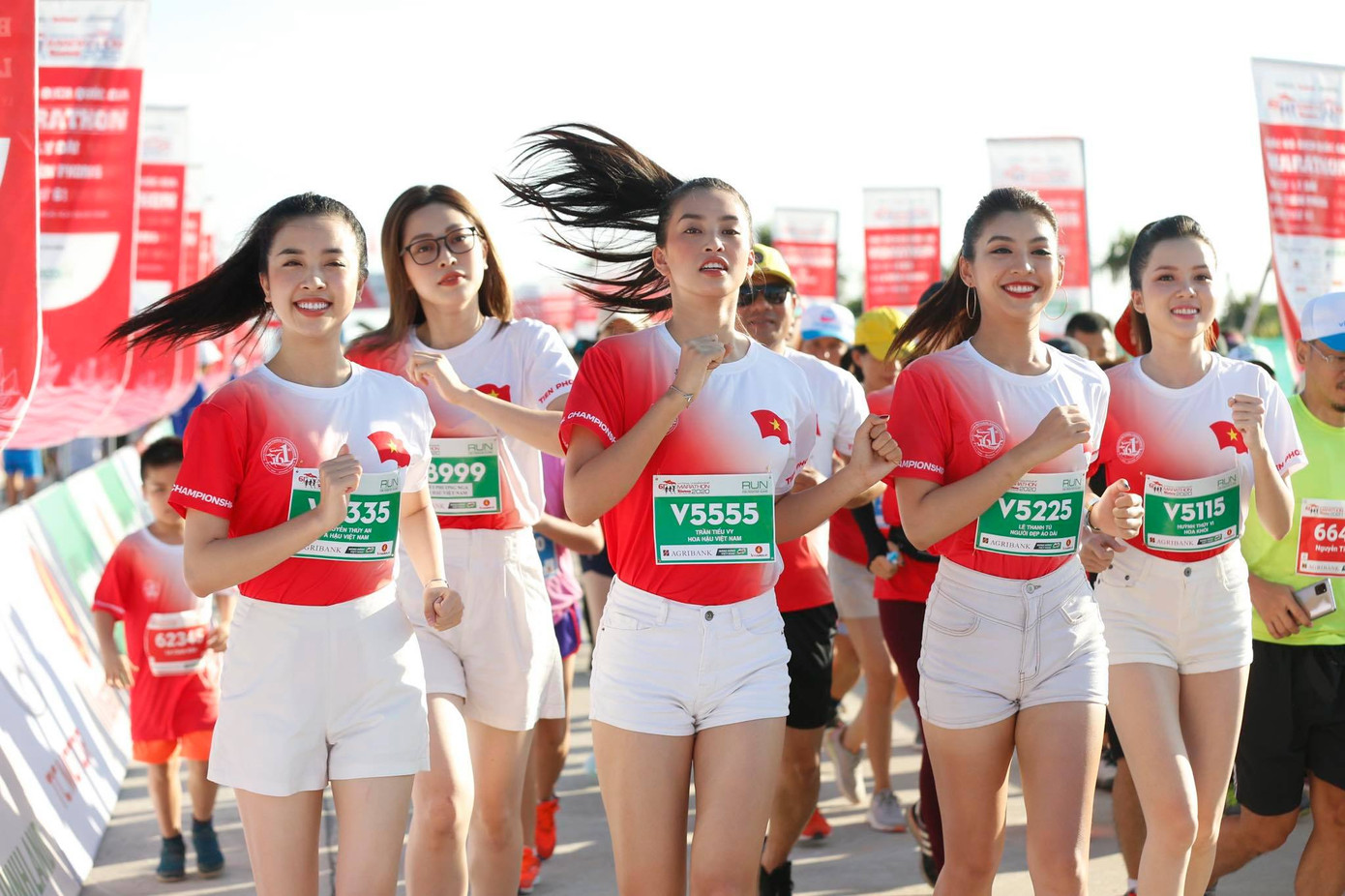 Hoa hậu Tiểu Vy và dàn người đẹp tiếp lửa cho Tiền Phong Marathon ảnh 3