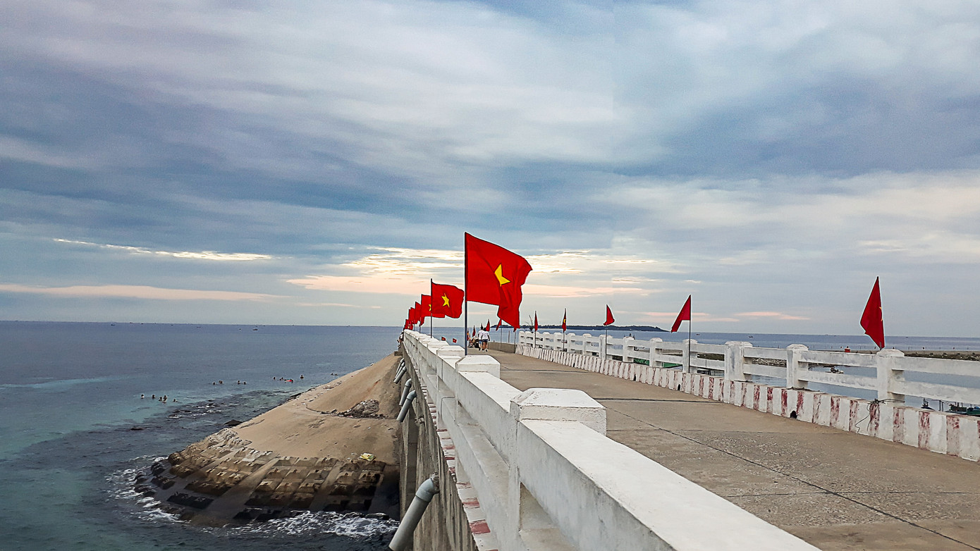 Rừng cờ Tổ quốc nhuộm đỏ đường chạy trên đảo Lý Sơn ảnh 3