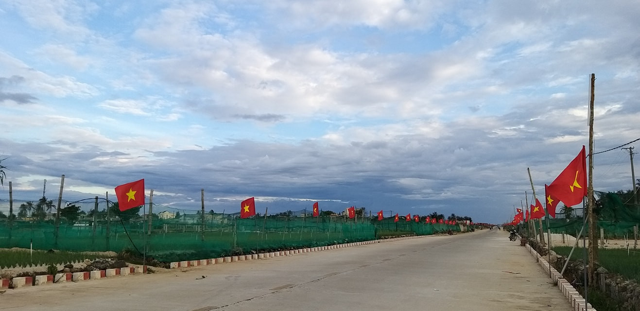 Rừng cờ Tổ quốc nhuộm đỏ đường chạy trên đảo Lý Sơn ảnh 6