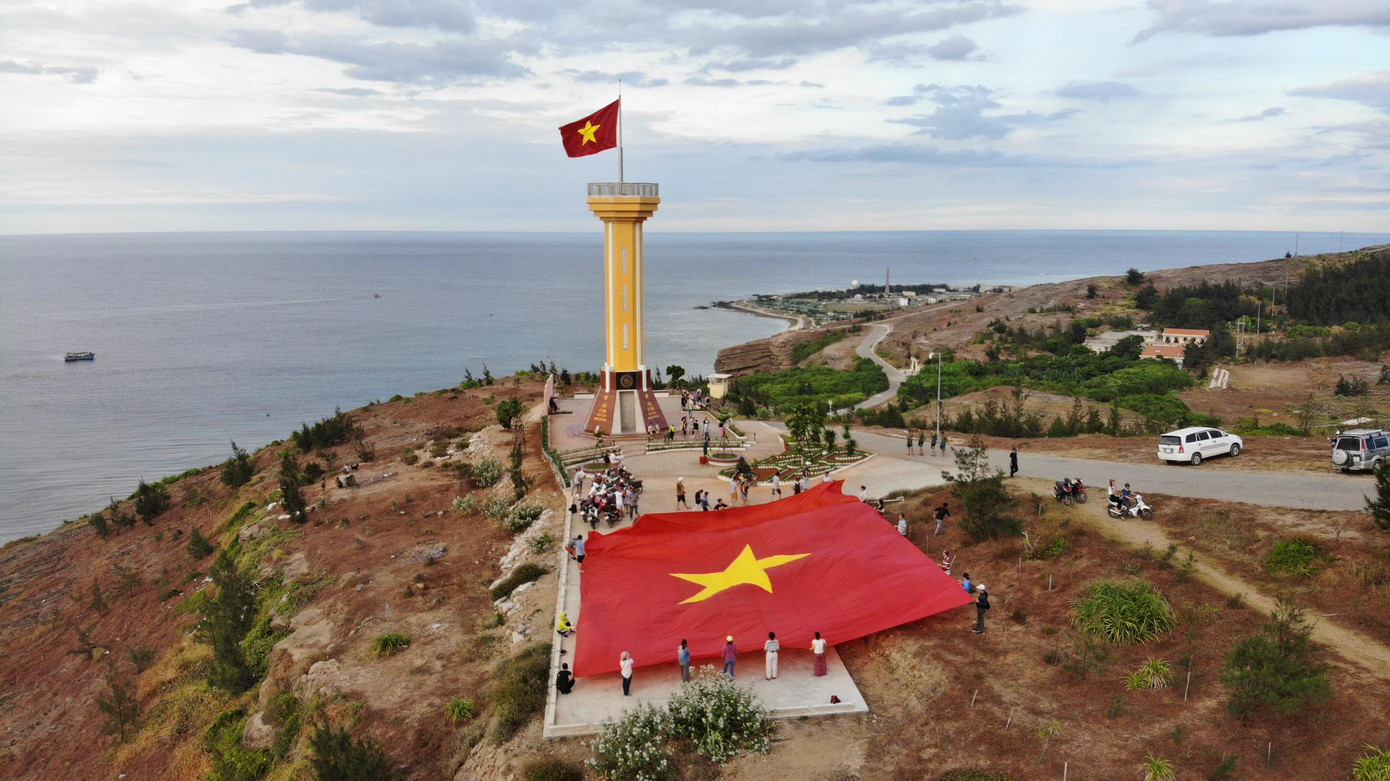 Rừng cờ Tổ quốc nhuộm đỏ đường chạy trên đảo Lý Sơn ảnh 10