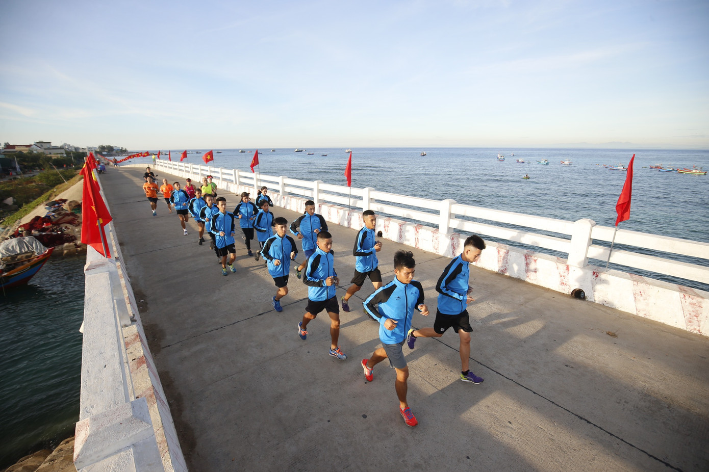 Tiền Phong Marathon: Rộn ràng đường chạy Lý Sơn từ tinh mơ ảnh 1