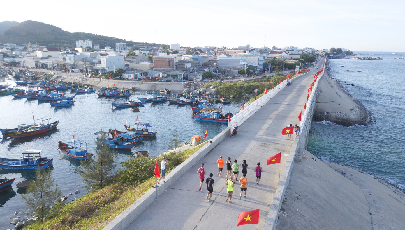 Tiền Phong Marathon: Rộn ràng đường chạy Lý Sơn từ tinh mơ ảnh 14