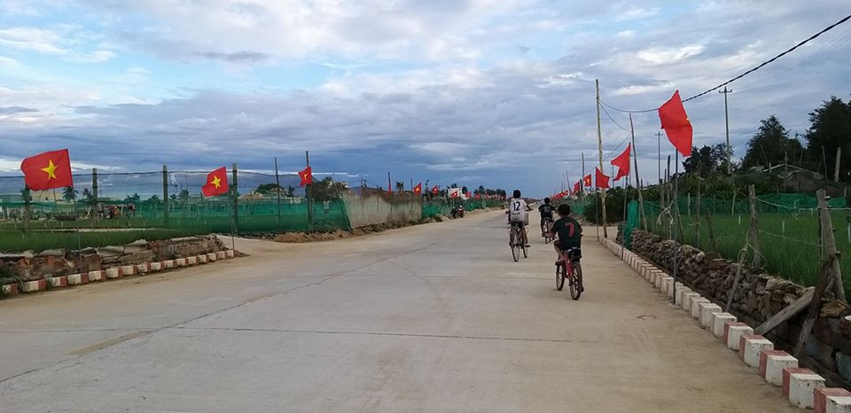 Rừng cờ Tổ quốc nhuộm đỏ đường chạy trên đảo Lý Sơn ảnh 5