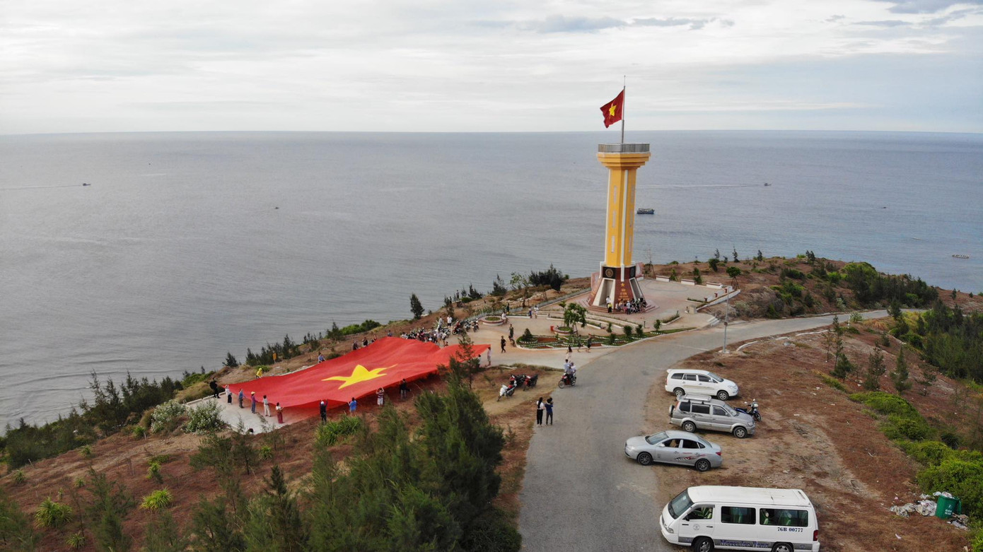 Rừng cờ Tổ quốc nhuộm đỏ đường chạy trên đảo Lý Sơn ảnh 13