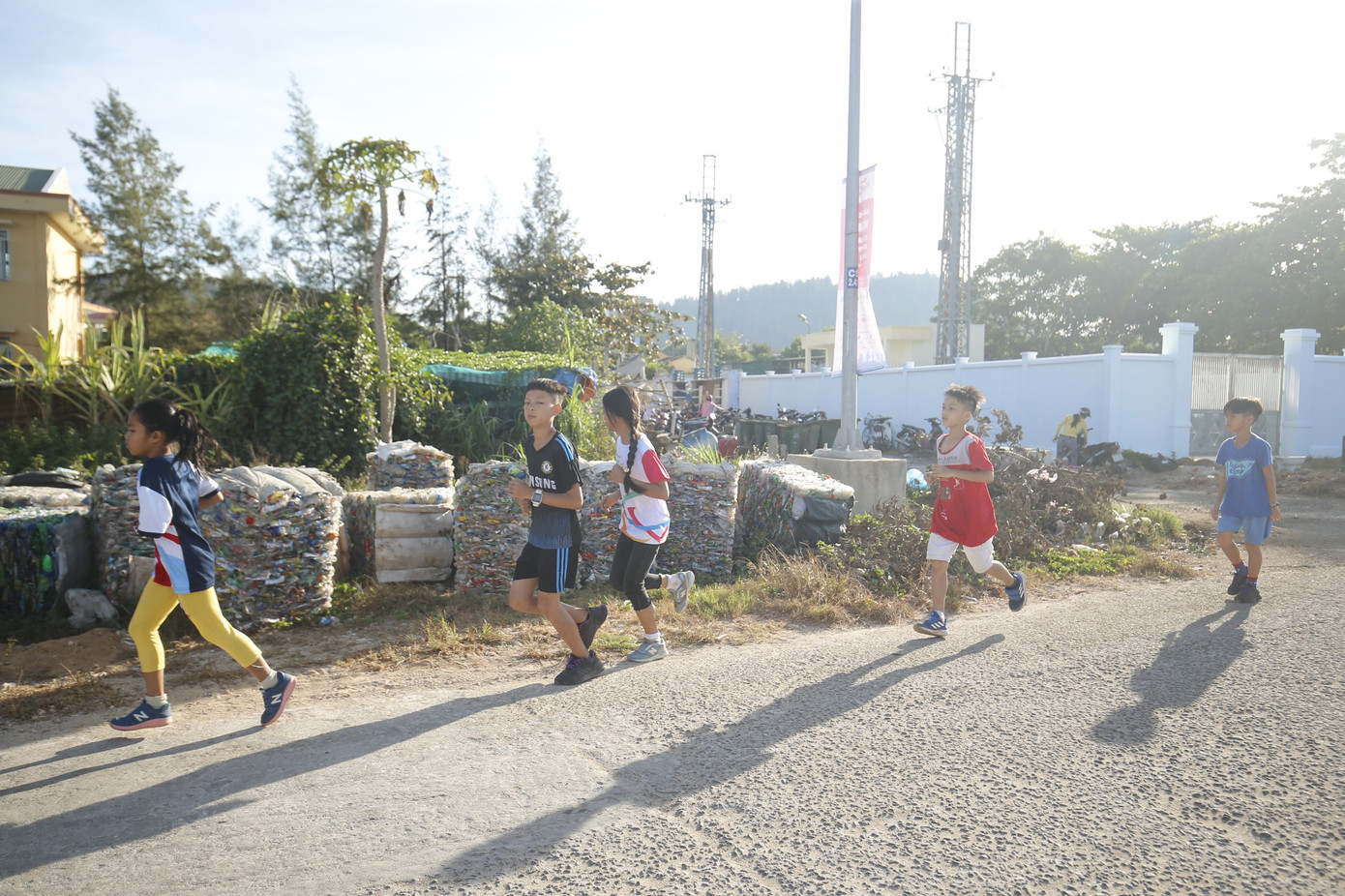 Tiền Phong Marathon: Rộn ràng đường chạy Lý Sơn từ tinh mơ ảnh 18