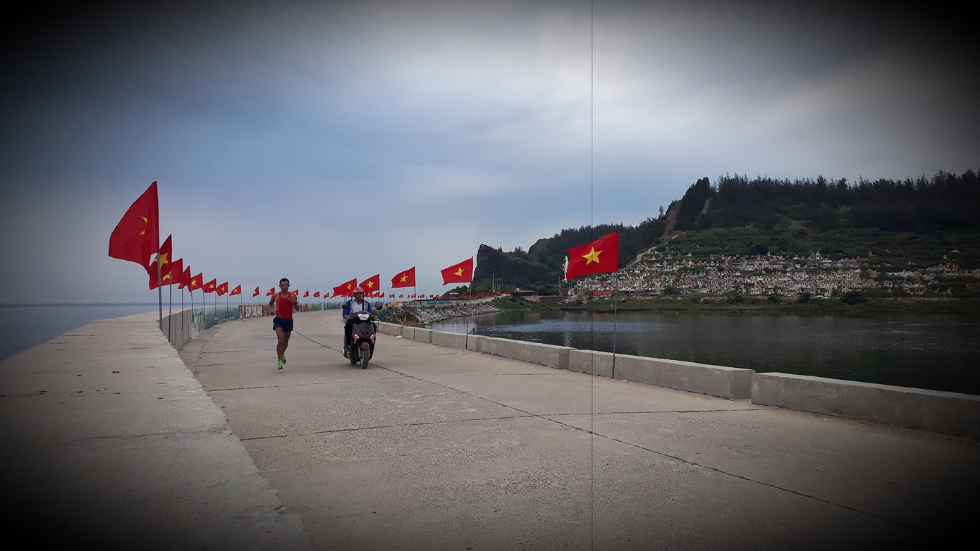 Rừng cờ Tổ quốc nhuộm đỏ đường chạy trên đảo Lý Sơn ảnh 4