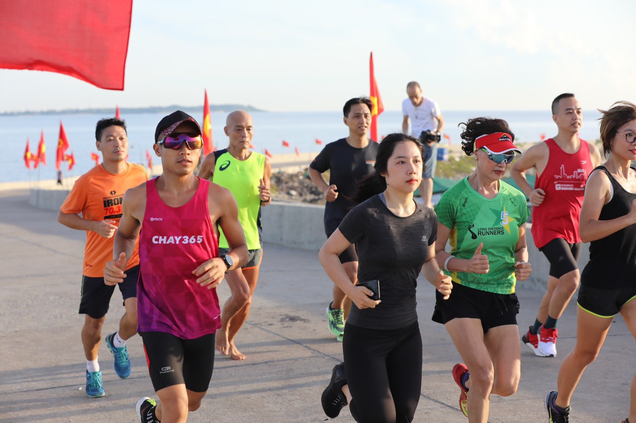 Tiền Phong Marathon 2020: Bóng hồng tươi tắn trên đường chạy Lý Sơn ảnh 1