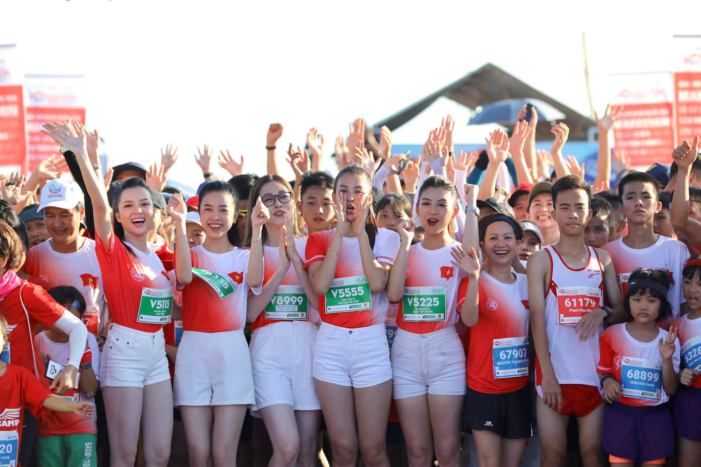 Hoa hậu Tiểu Vy và dàn người đẹp tiếp lửa cho Tiền Phong Marathon ảnh 12