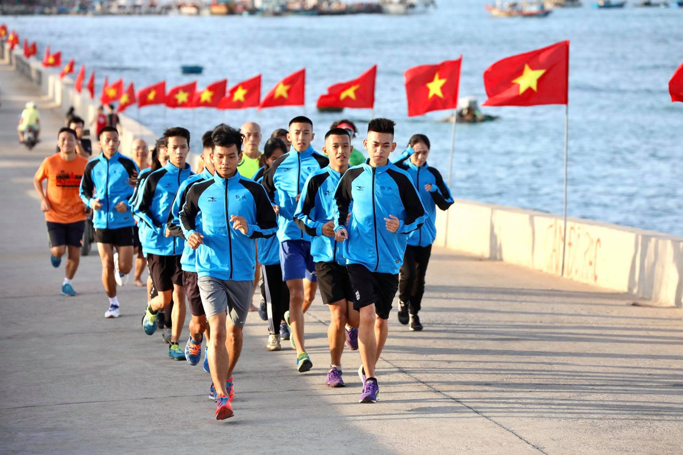 Tiền Phong Marathon: Rộn ràng đường chạy Lý Sơn từ tinh mơ ảnh 6