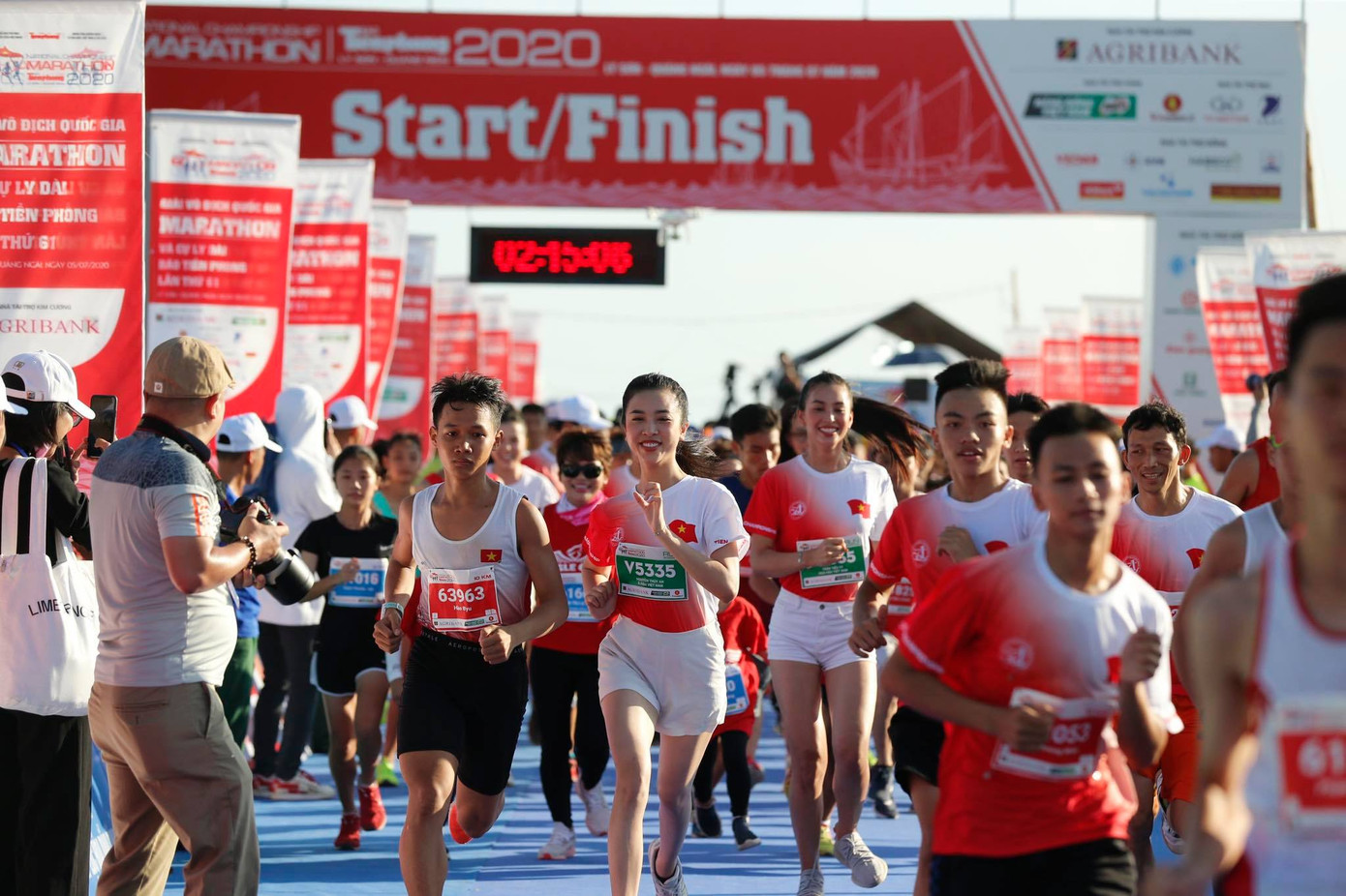 Hoa hậu Tiểu Vy và dàn người đẹp tiếp lửa cho Tiền Phong Marathon ảnh 4