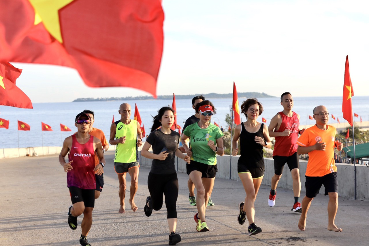 Tiền Phong Marathon 2020: Bóng hồng tươi tắn trên đường chạy Lý Sơn ảnh 2