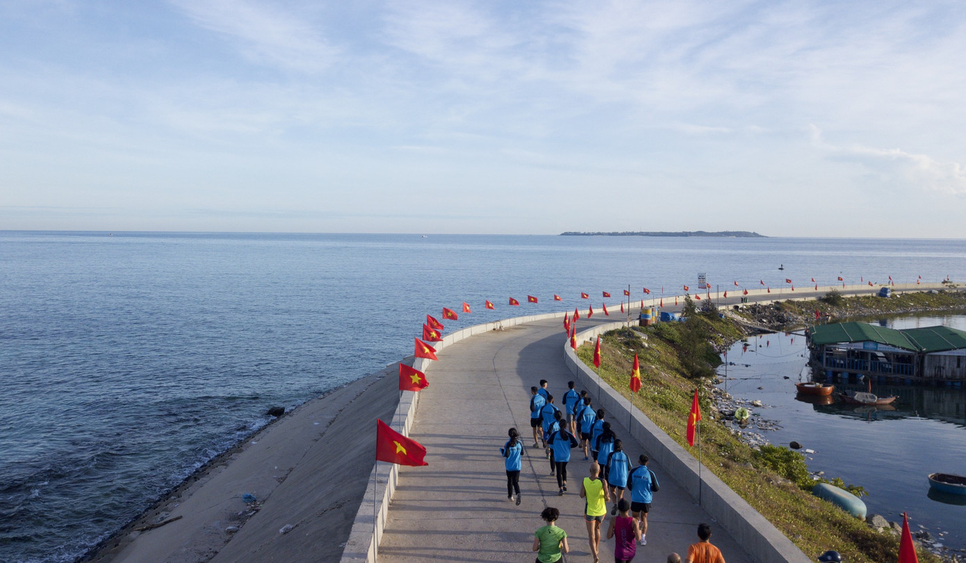 Tiền Phong Marathon: Rộn ràng đường chạy Lý Sơn từ tinh mơ ảnh 13
