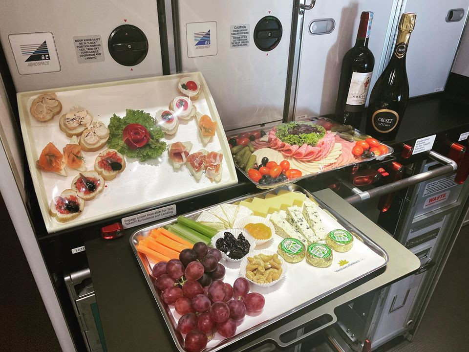 Cơ trưởng chuyến bay chở các nhà vô địch kể những chuyện lạ ảnh 2