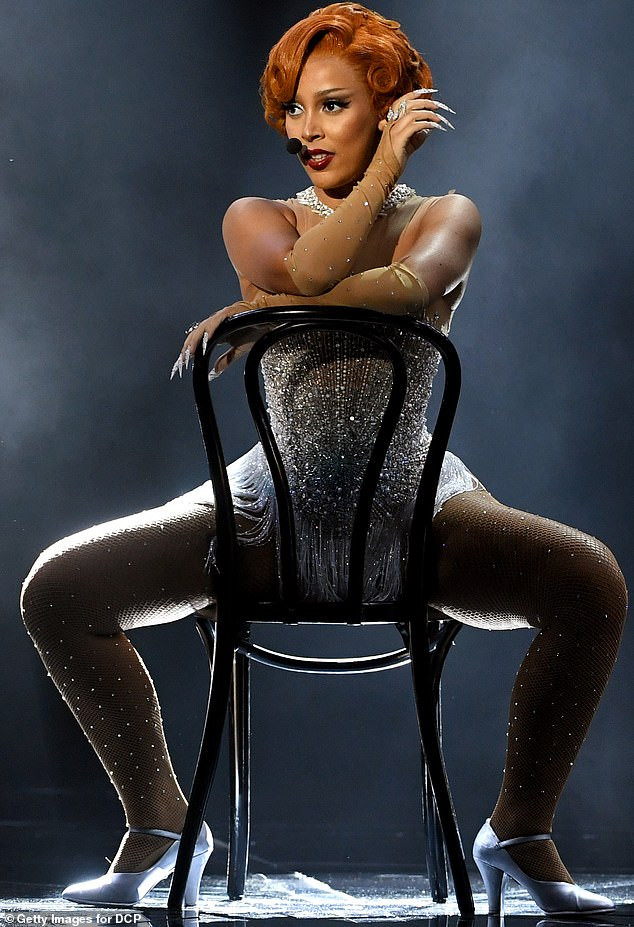 ‘Nóng mặt’ với bộ váy xuyên thấu tạo bạo của Doja Cat trên thảm đỏ BillBoard ảnh 9