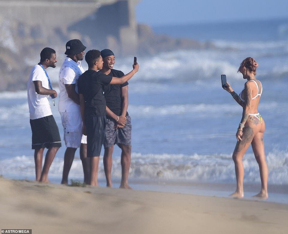 Mỹ nhân Tina Louise hôn đắm đuối ‘trùm’ hip-hop trên bãi biển ảnh 10